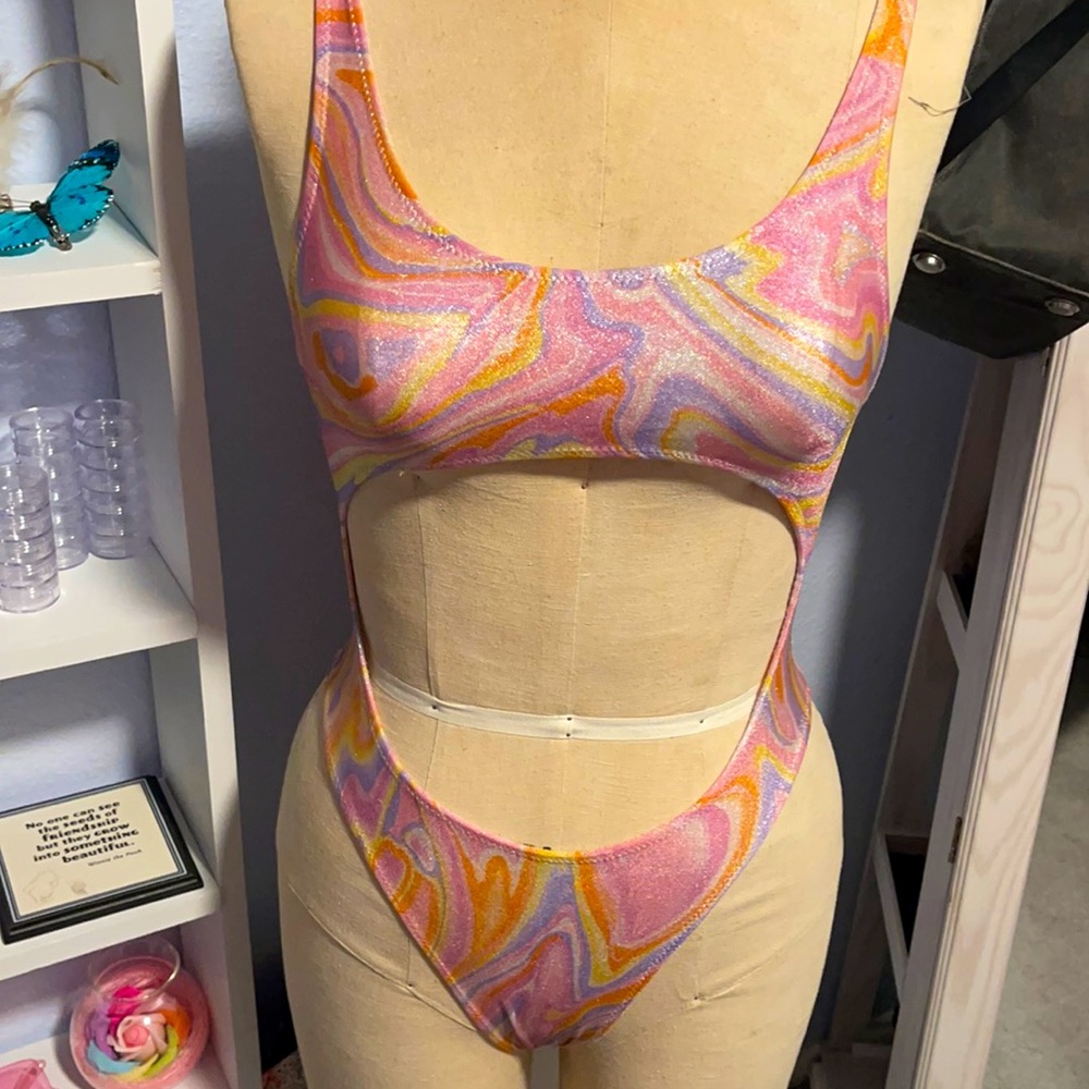 SHIMMER TYE DYE ONE PIECE💖🌈✨